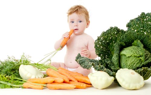 ребенок в овощах